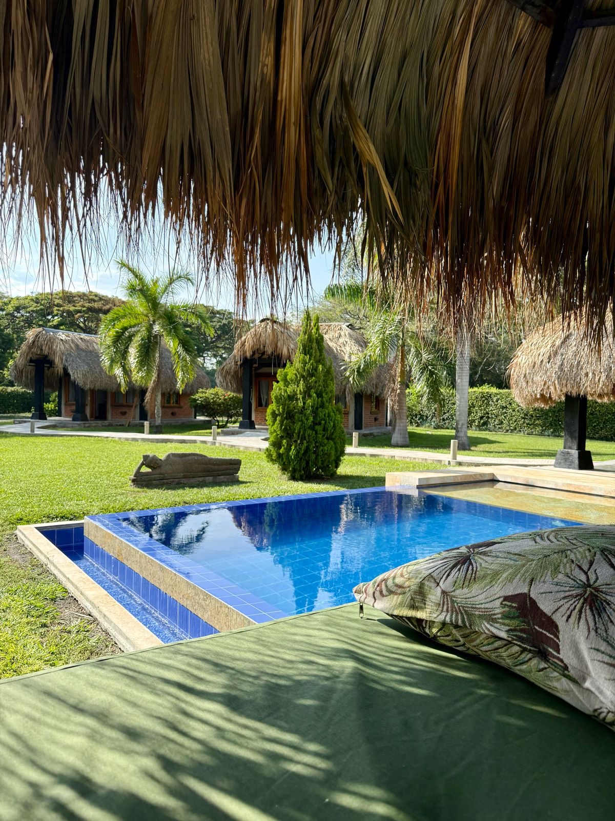 Vista aérea de la finca con piscina infinity y cabañas